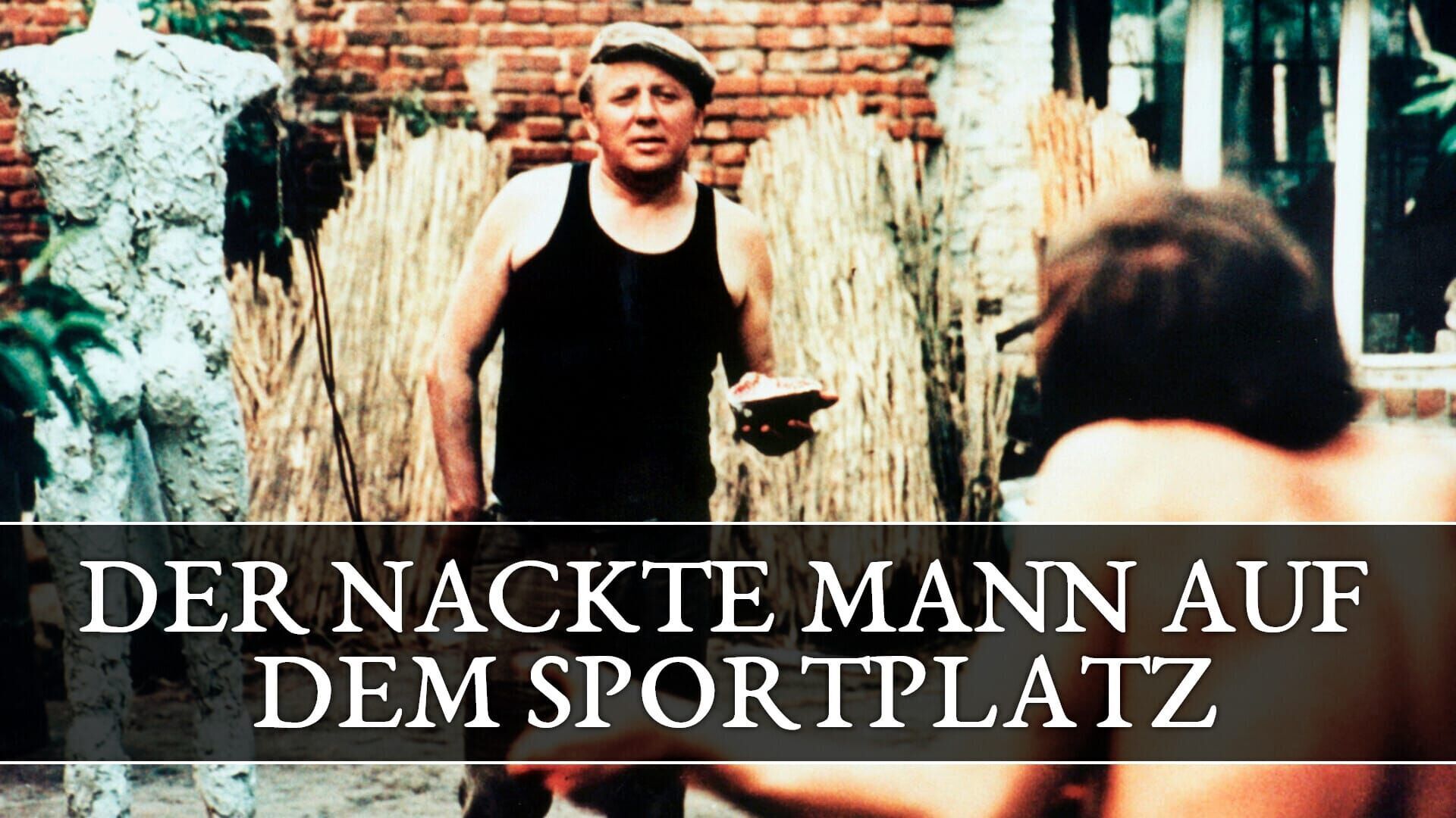 Der nackte Mann auf dem Sportplatz