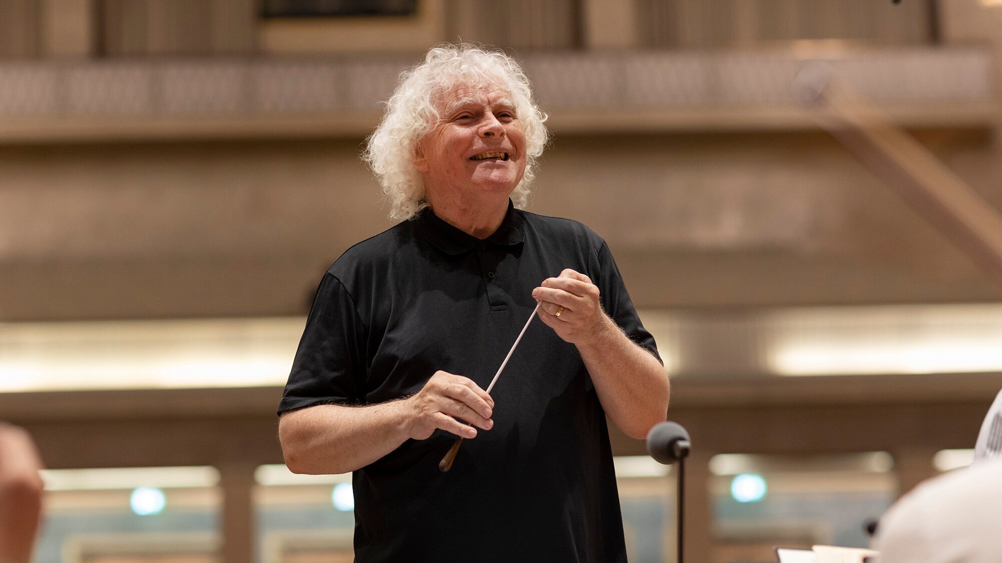 Sir Simon Rattle dirigiert Bruckners 9., Wagner und Webern