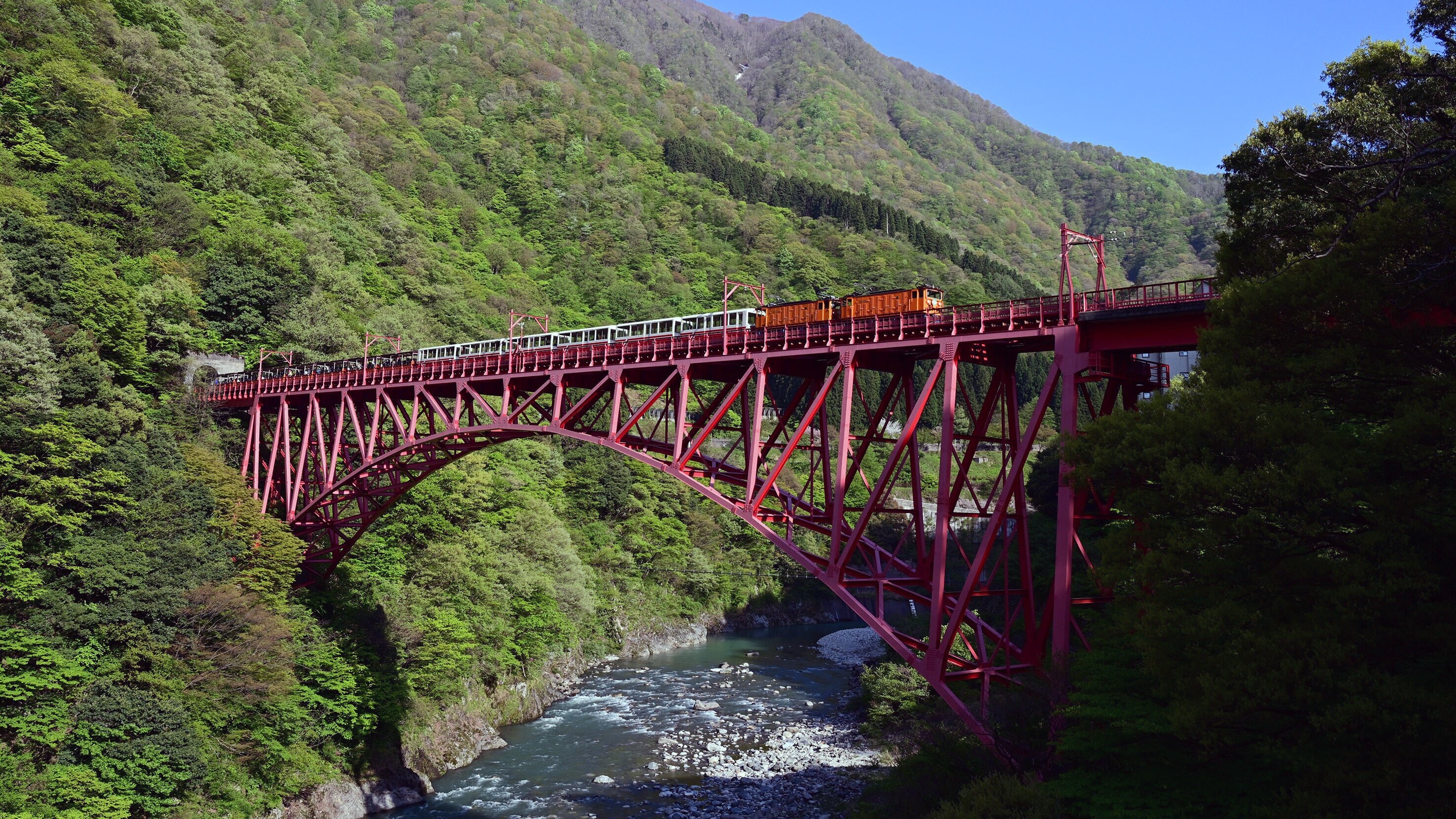 Zwischen Schluchten und Meer – Die Bahnen Toyamas