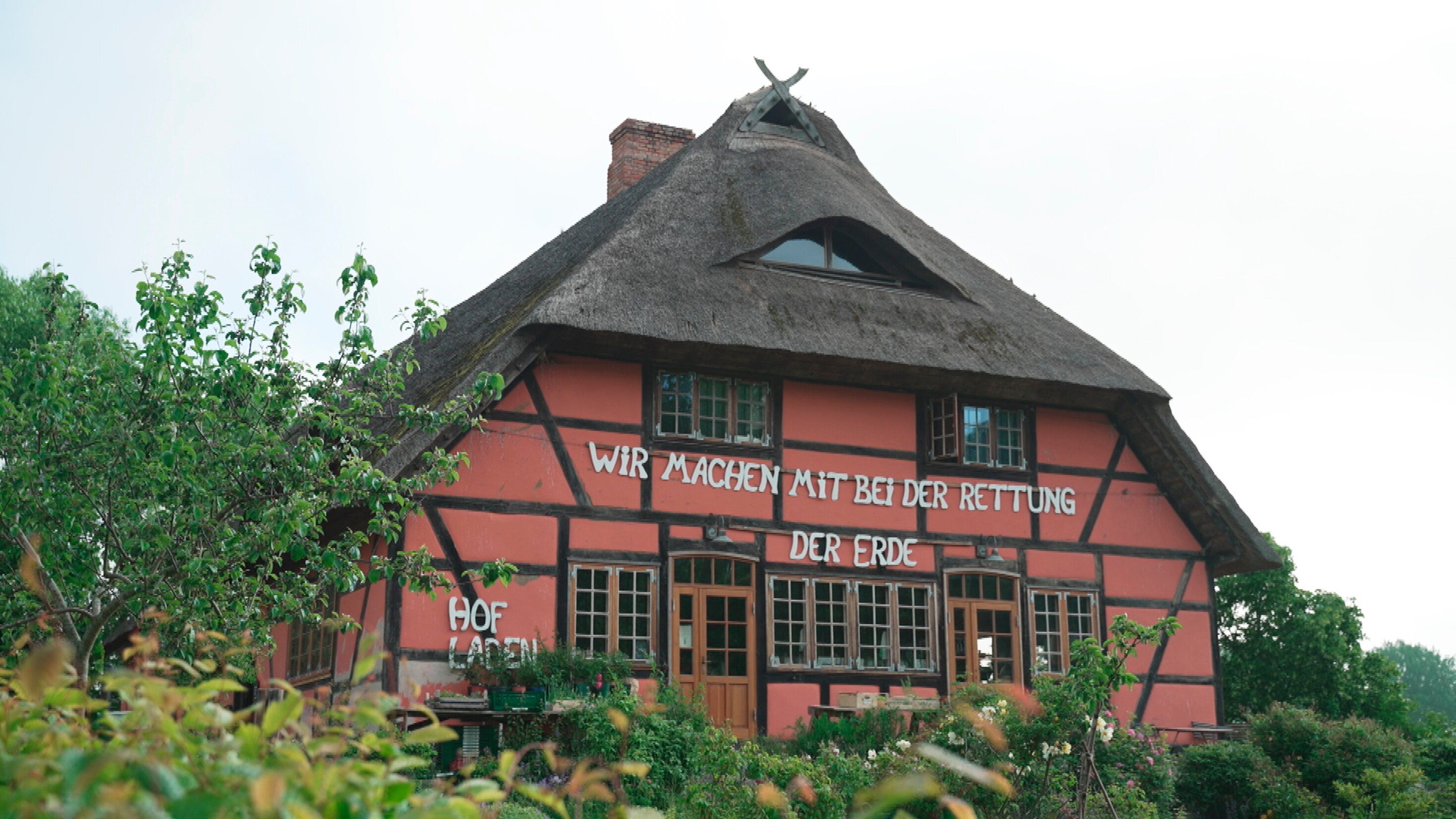 Zwei Generationen auf dem Ur-Bauernhof