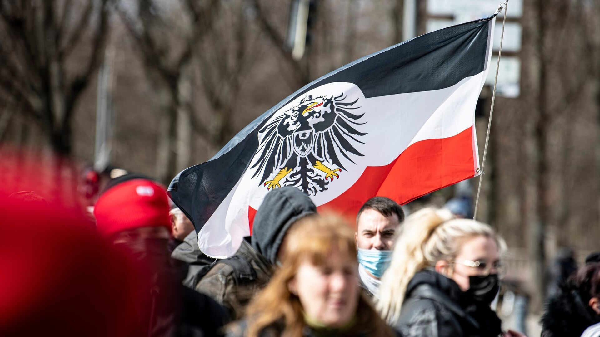 Deutsche Verschwörungsmythen: Reichsbürger und Querdenker