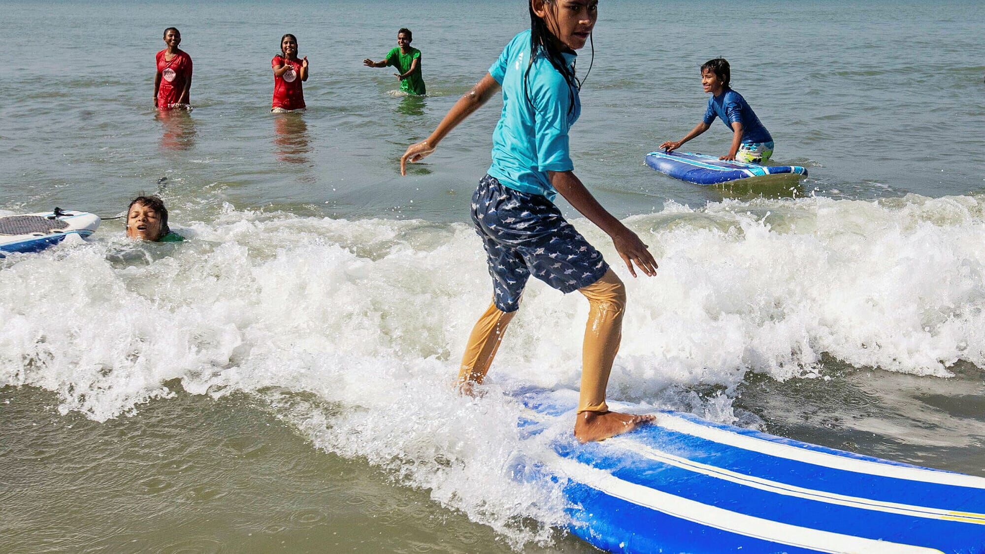 Bangladesch – Surferinnen setzen ein Zeichen