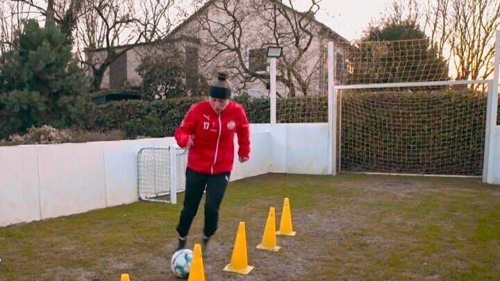 Kicken wie ein Mädchen